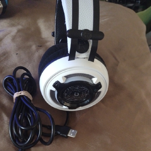 Bionik PS5 White and Black Gaming Headset with USB. NWOT - Picture 1 of 4